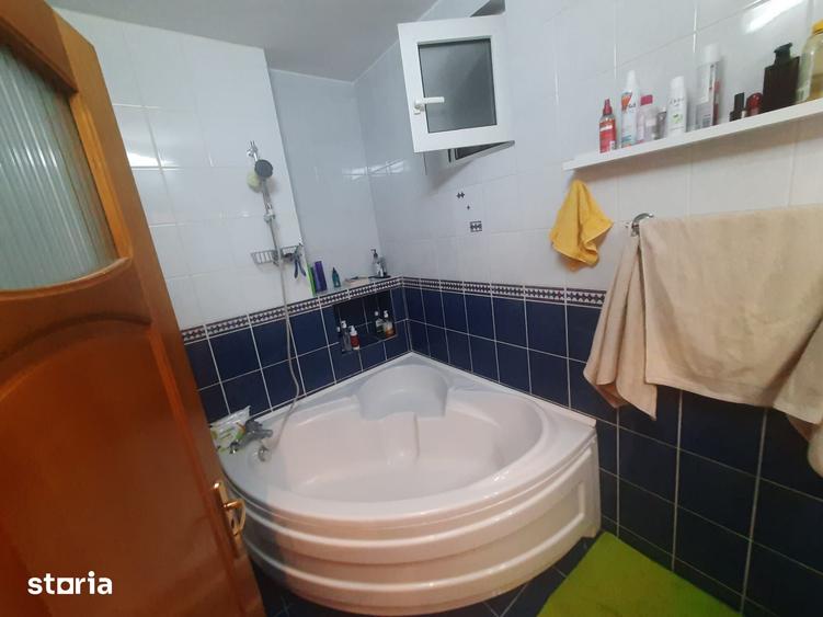 Apartament cu 3 camere decomandat în Drumul Taberei