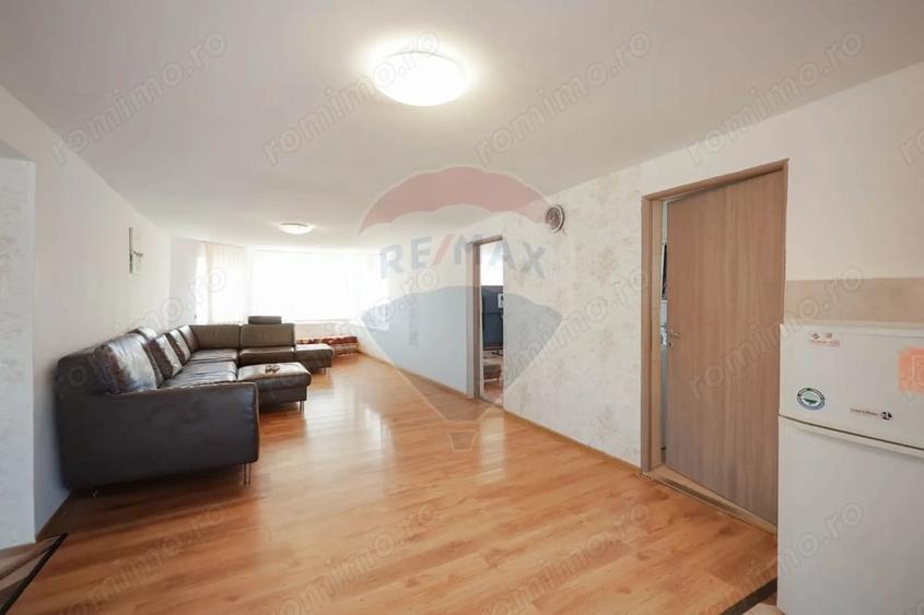 Casă cu 5 camere cu Teren 300 Mp în Sânmartin
