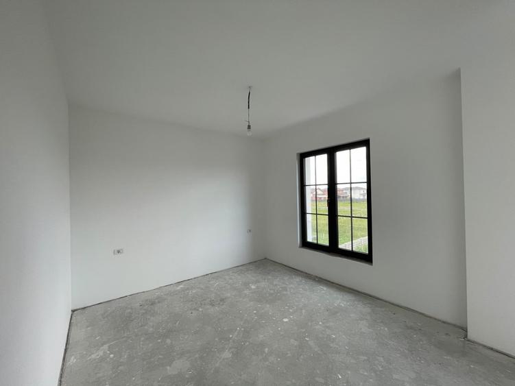 Duplex cu 5 camere cu Canalizare în Ghiroda
