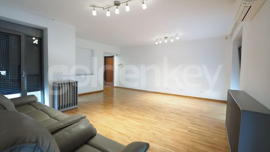 Apartament cu 4 camere semidecomandat în Băneasa