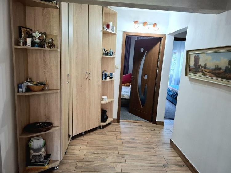 Apartament cu 3 camere decomandat în Lipovei