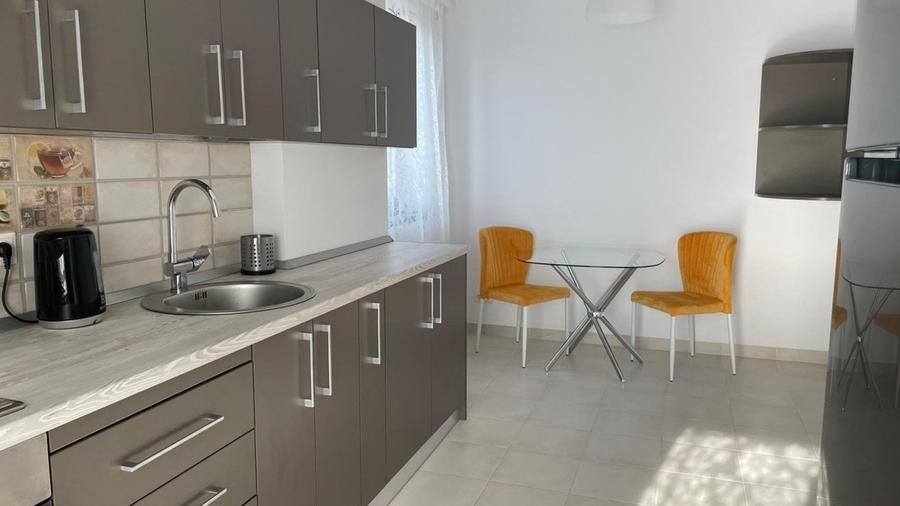 Apartament cu 2 camere decomandat, mobilat în Sisești