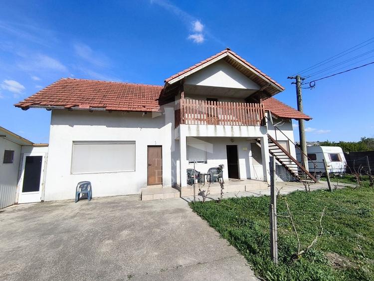 Casă individuală cu 4 camere cu Canalizare în Jebel