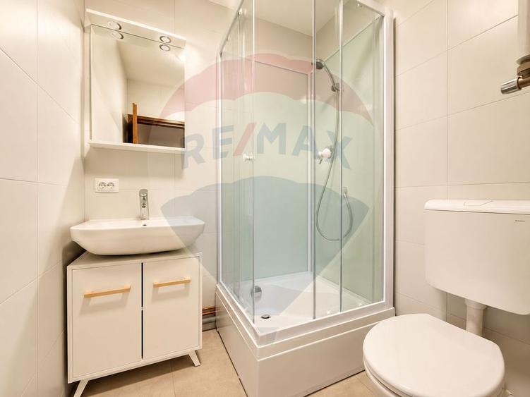 Casă individuală cu 7 camere cu Teren 429 Mp în Central