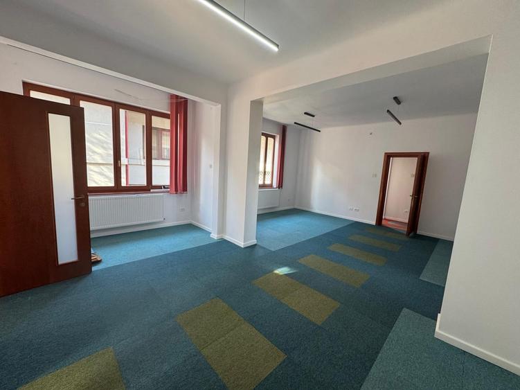 Casă cu 12 camere cu Canalizare în Cotroceni