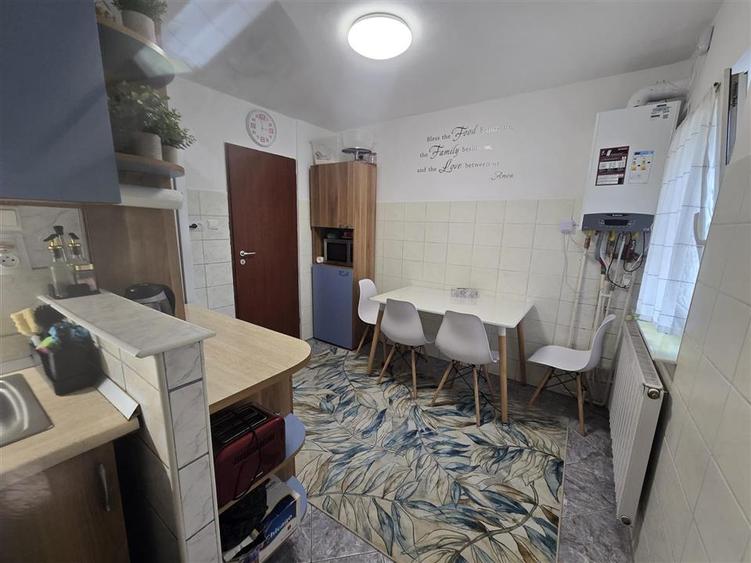 Apartament cu 3 camere decomandat, mobilat în Central