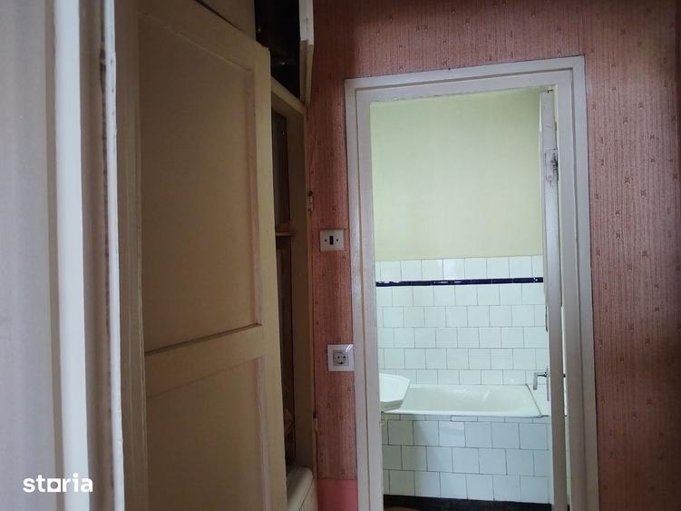 Apartament cu 3 camere semidecomandat în Andrei Mureșanu