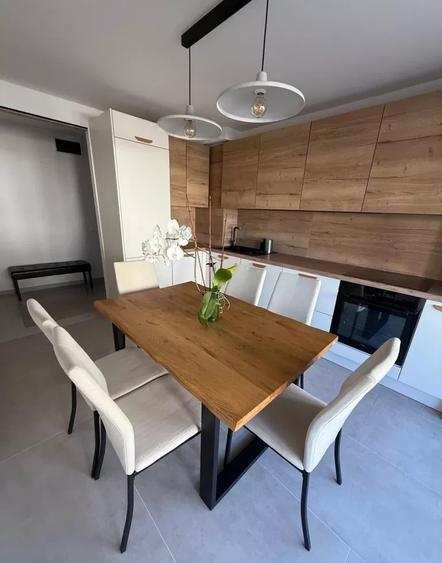Apartament cu 3 camere semidecomandat, mobilat în Central