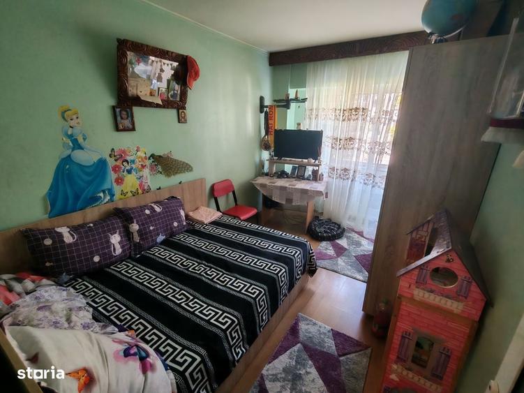 Apartament cu 4 camere decomandat în CET