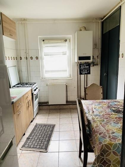 Apartament cu 3 camere semidecomandat în Simion Bărnuțiu