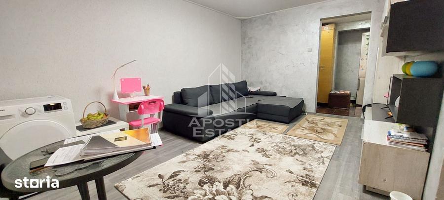 Apartament cu 3 camere semidecomandat, mobilat în Micro 4