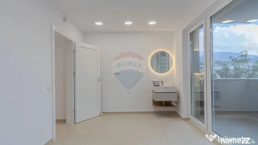 Apartament cu 9 camere decomandat în Astra