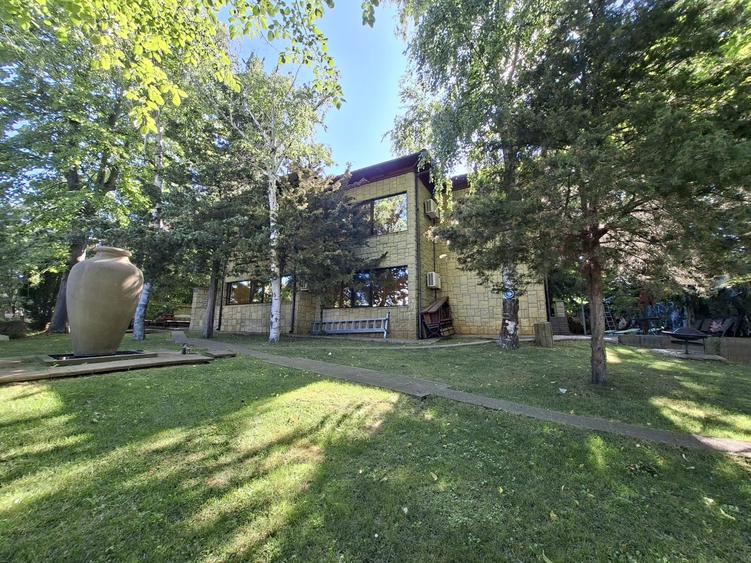 Casă individuală cu 9 camere cu Canalizare în Central