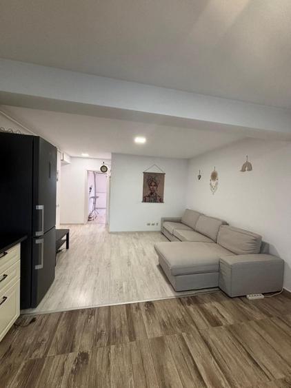 Apartament cu 3 camere semidecomandat, mobilat în Central