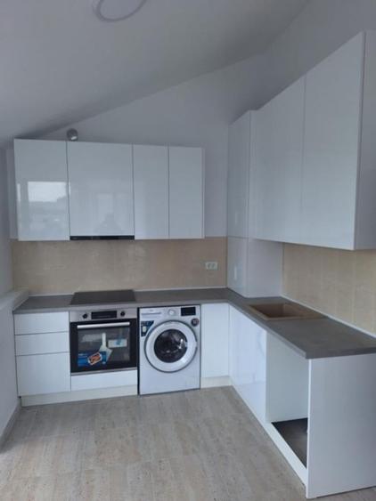 Apartament cu 3 camere semidecomandat în P-ța Romană