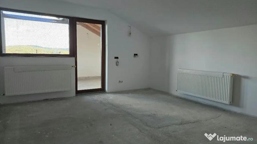 Casă cu 8 camere cu Teren 830 Mp în Brănișca