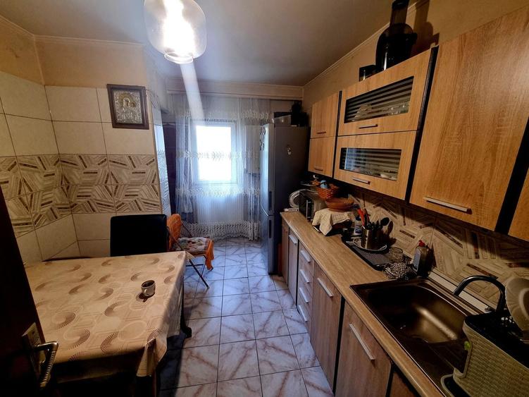 Apartament cu 4 camere decomandat, mobilat în Dacia