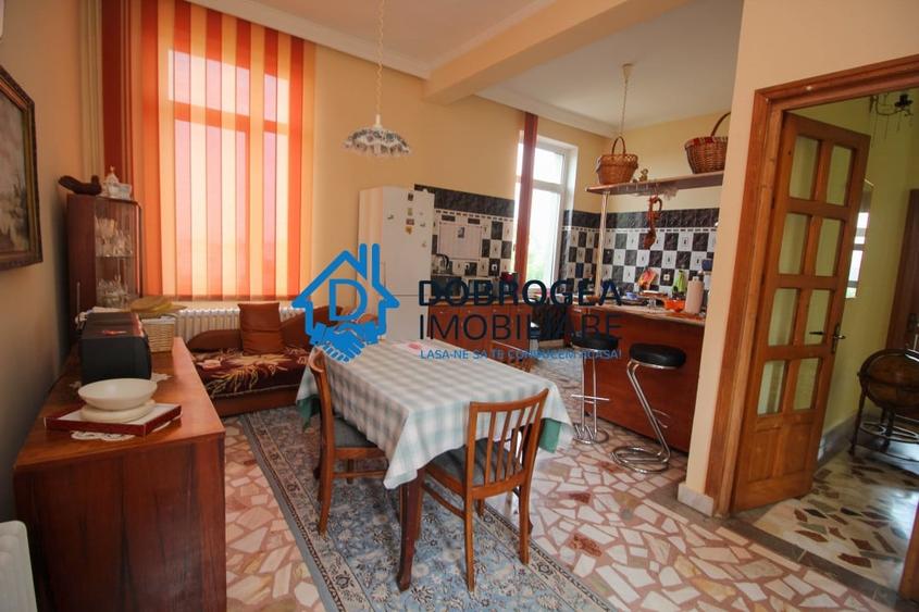 Casă individuală cu 8 camere cu Canalizare în Central