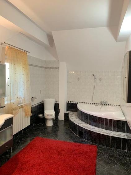 Casă individuală cu 11 camere cu Canalizare în Central
