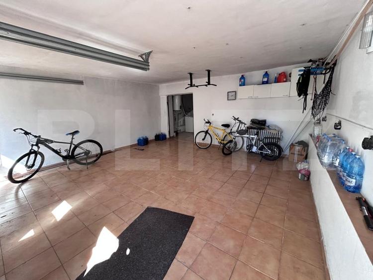 Casă individuală cu 8 camere cu Canalizare în Grigorescu