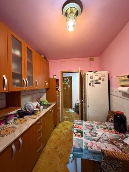 Apartament cu 3 camere semidecomandat în Giarmata