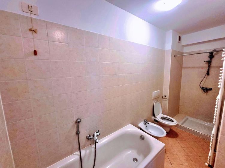 Apartament cu 3 camere decomandat, mobilat în Torontalului