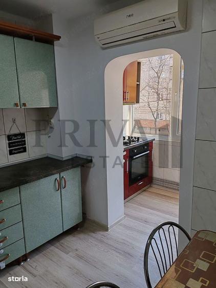 Apartament cu 3 camere decomandat, mobilat în Girocului
