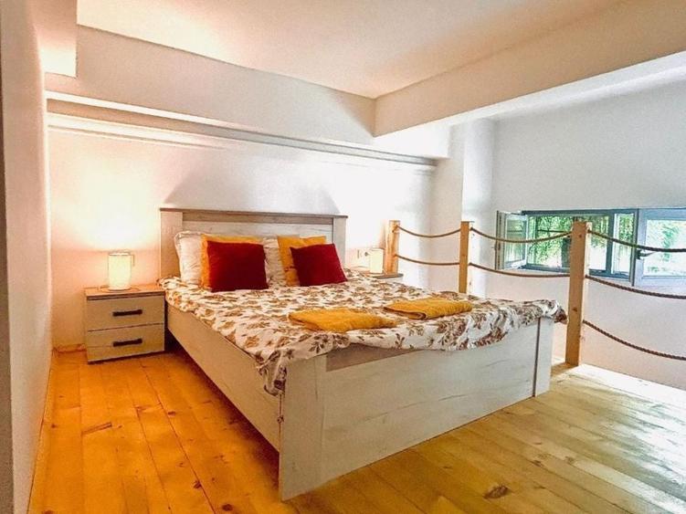 Apartament cu 18 camere semidecomandat, mobilat în Central
