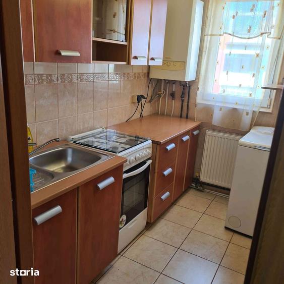 Apartament cu 3 camere semidecomandat în Podu Roș