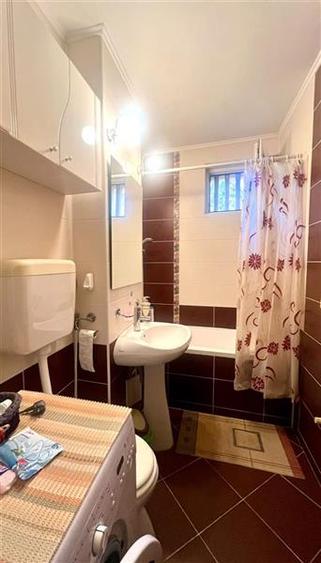 Apartament cu 3 camere semidecomandat, mobilat în Tractorul