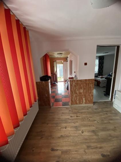 Casă cu 4 camere în Sinești