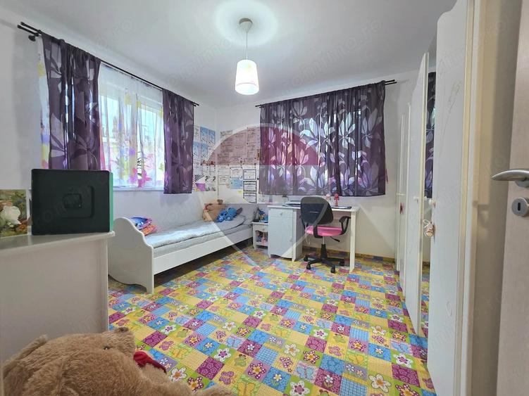 Casă cu Teren 689 Mp în Est
