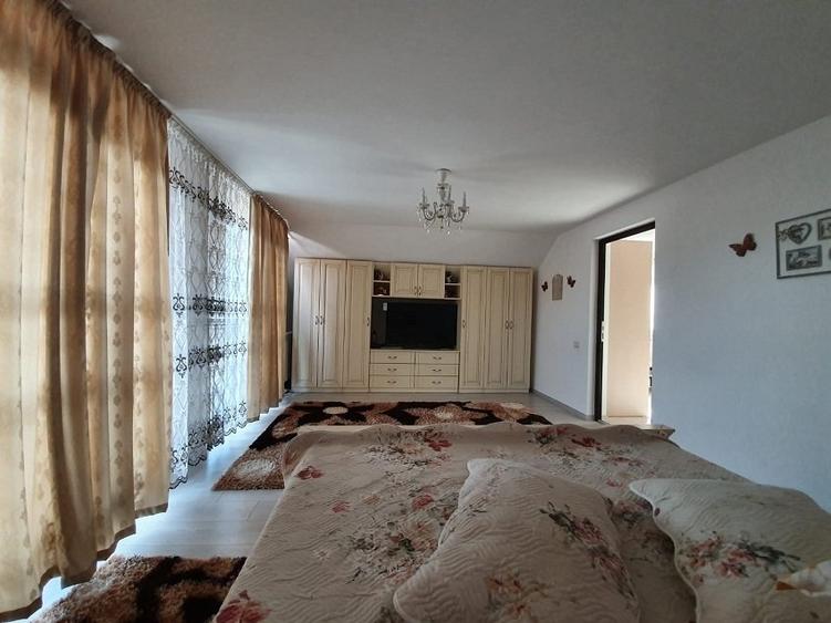Casă individuală cu 4 camere cu Garaj în Exterior Est