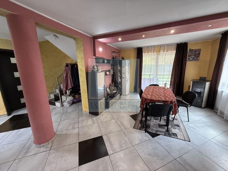 Casă individuală cu 6 camere cu Canalizare în Timișu de Jos