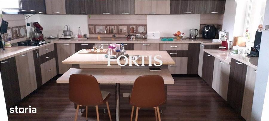 Casă cu 6 camere cu Teren 1500 Mp în Voila