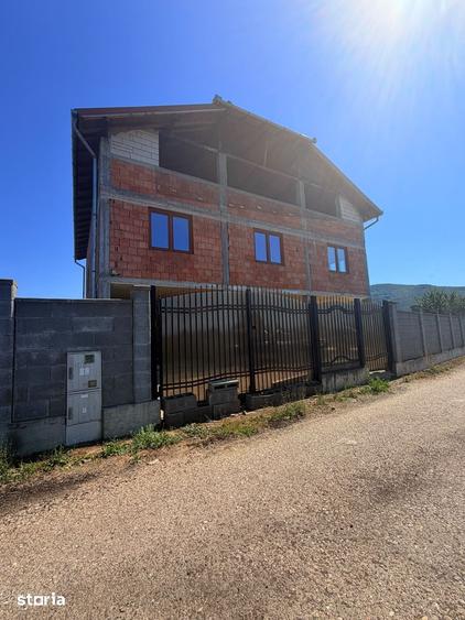 Casă cu 9 camere cu Teren 850 Mp în Brănișca