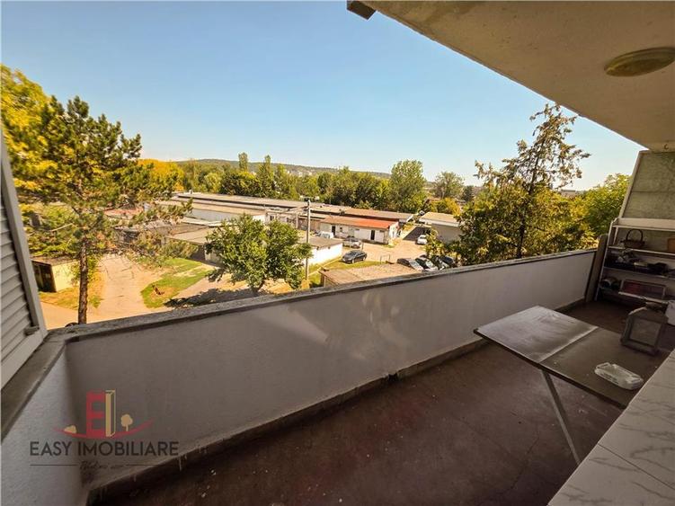 Apartament cu 3 camere decomandat în Aleea Carpați