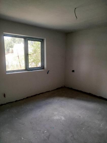 Casă individuală cu 8 camere cu Teren 800 Mp în Măineasca