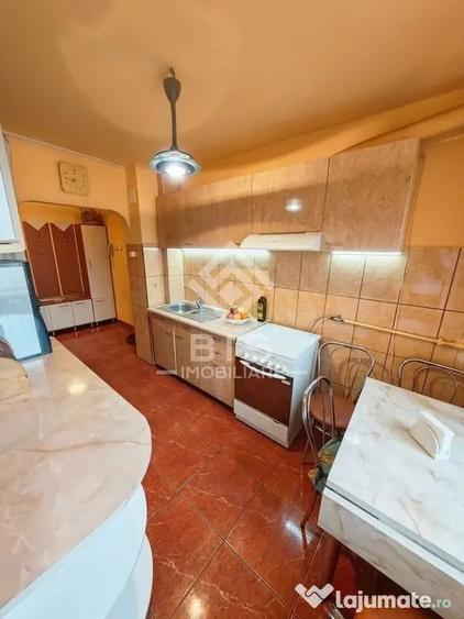 Apartament cu 4 camere semidecomandat în Central