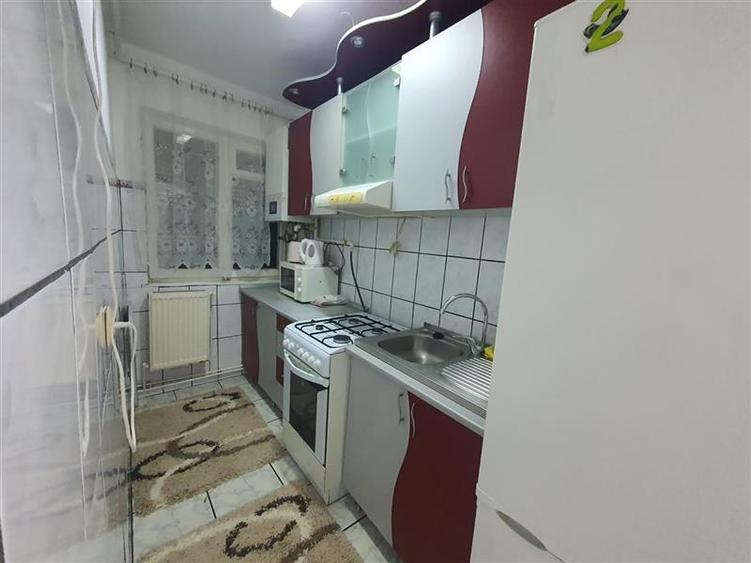 Apartament cu 3 camere semidecomandat, mobilat în Central