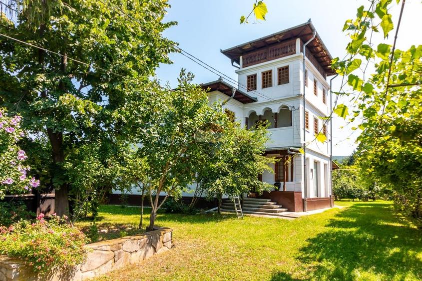 Casă individuală cu 17 camere cu Teren 3425 Mp în Central