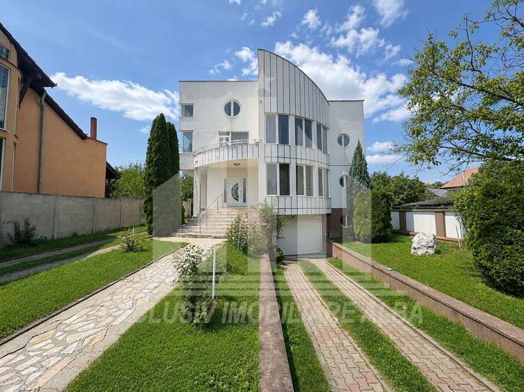 Casă individuală cu 8 camere cu Canalizare în Cetate