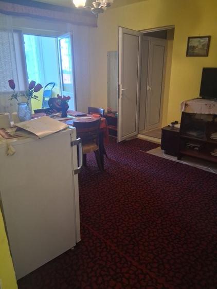 Apartament cu 3 camere semidecomandat în Albina