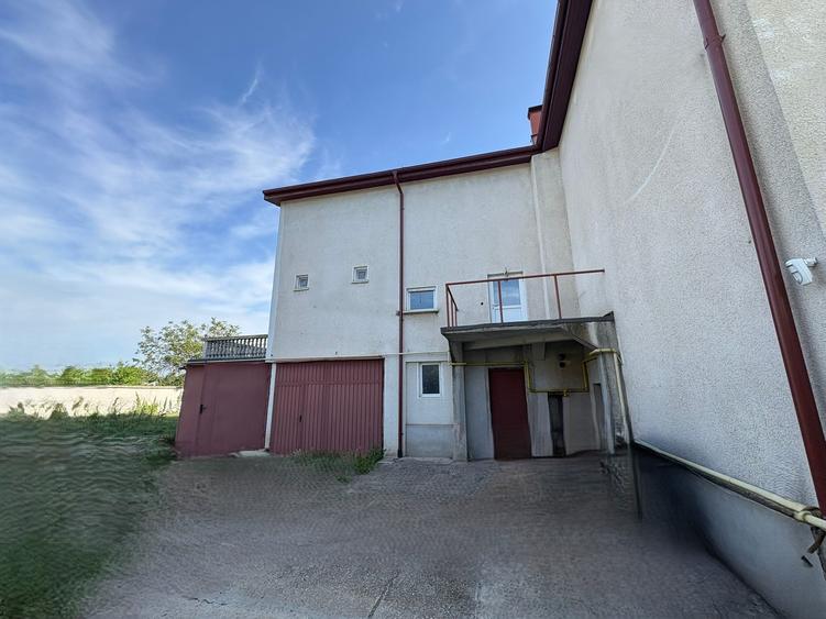 Casă individuală cu 12 camere cu Teren 1100 Mp în Central