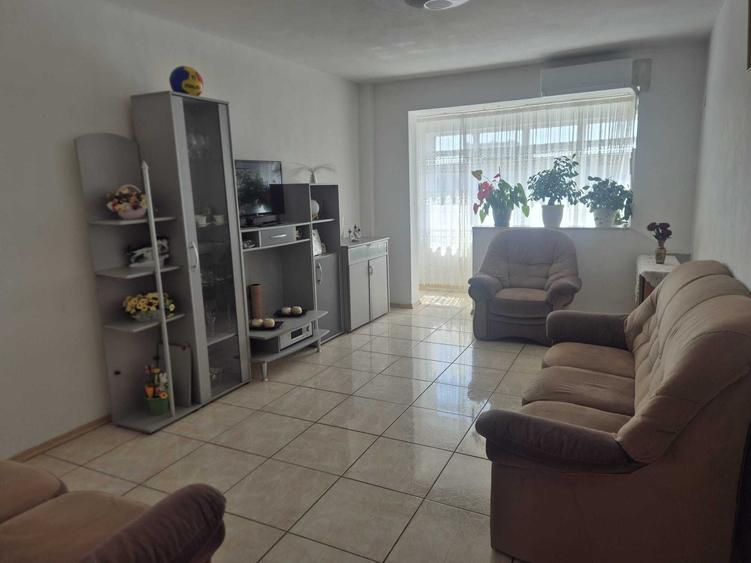 Apartament cu 3 camere decomandat în Doamna Ghica