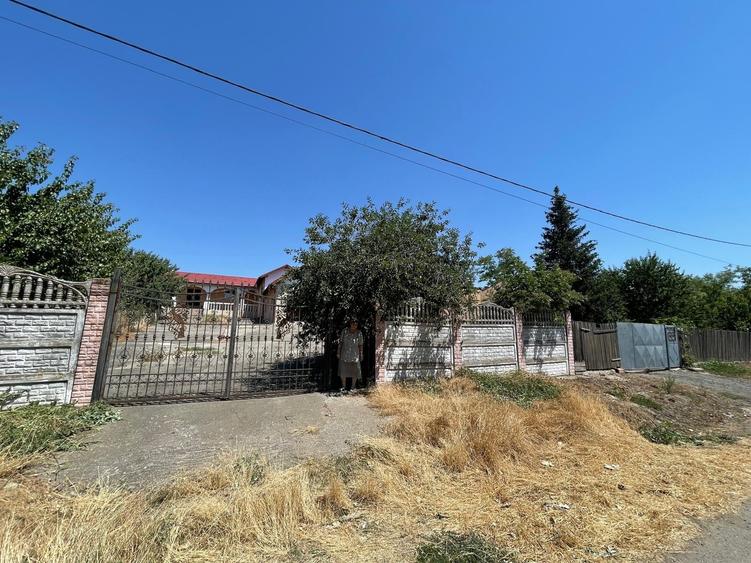Casă cu 5 camere cu Garaj în Fântâna Doamnei