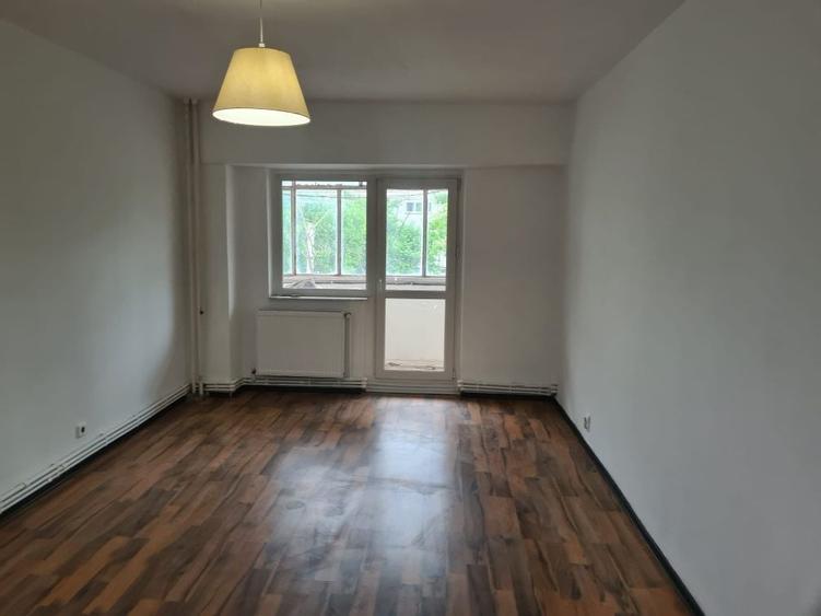 Apartament cu 3 camere decomandat în Șcheia