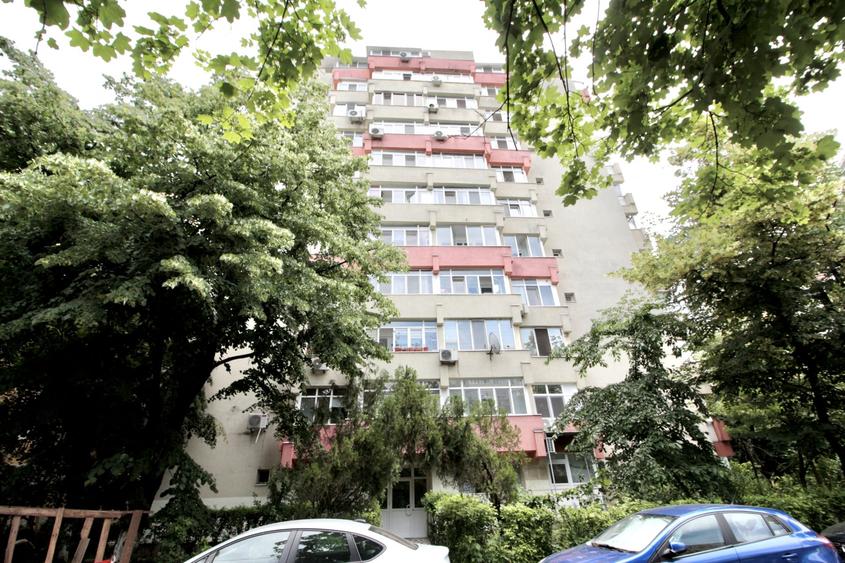 Apartament cu 3 camere decomandat în Teiul Doamnei