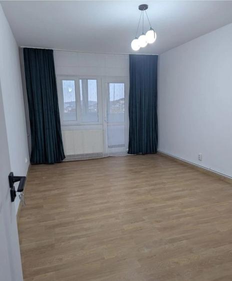 Apartament cu 3 camere decomandat în Mircea cel Bătrân