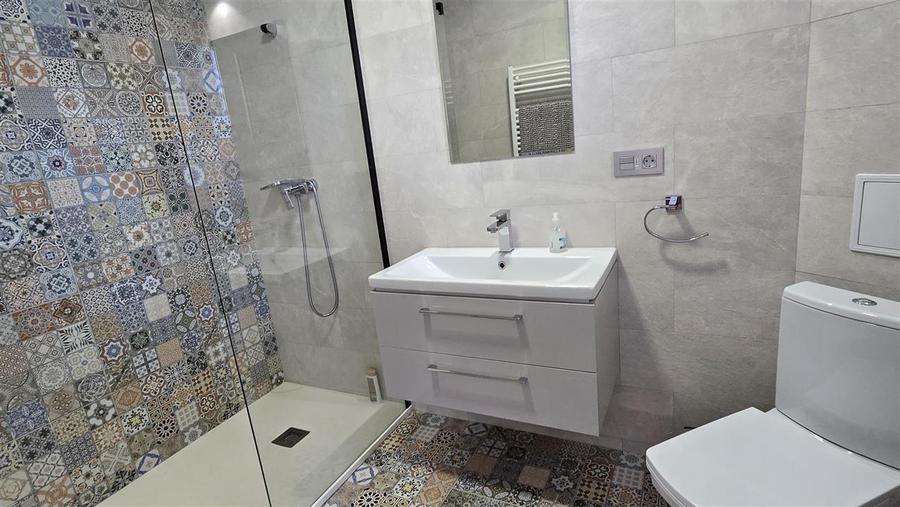 Casă cu 9 camere cu Teren 1845 Mp în Exterior Est